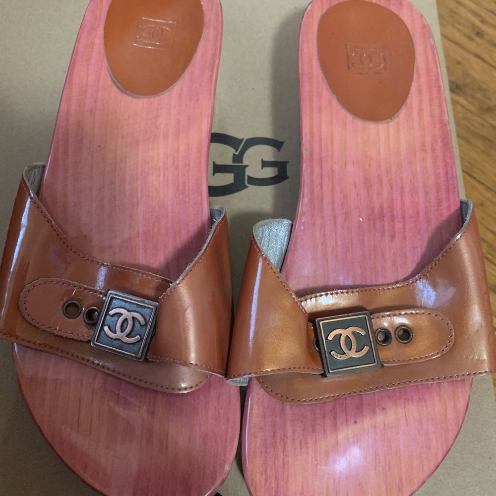 *RARE* Women’s Chanel sandals - Pink